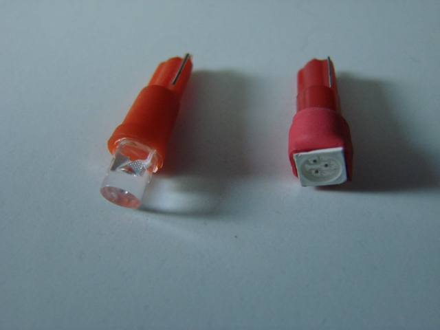 Links een gewone LED, daarnaast een SMD versie.