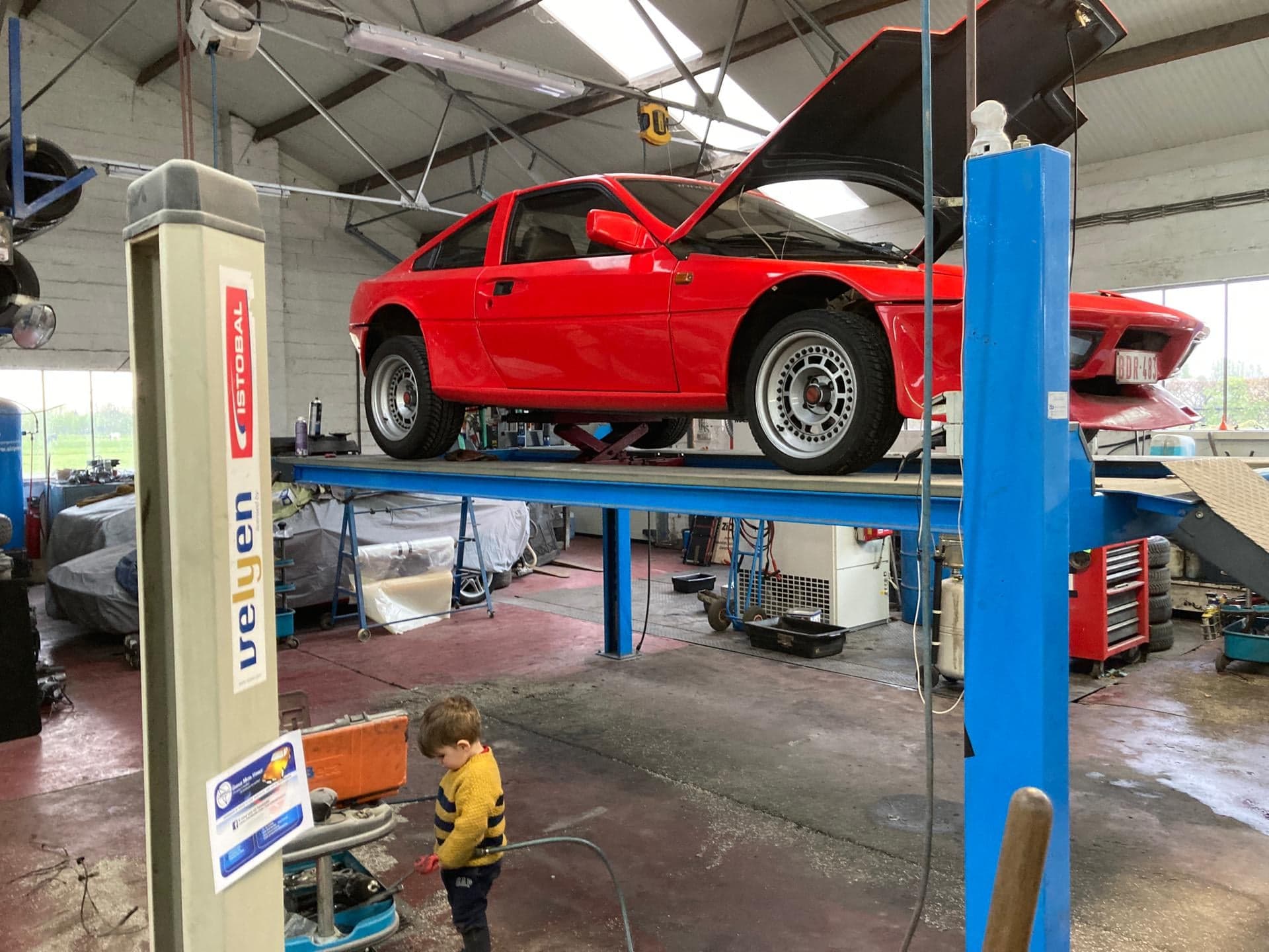 Matra op brug bij verhulst met een zeer jonge mechanieker aan het werk.jpg