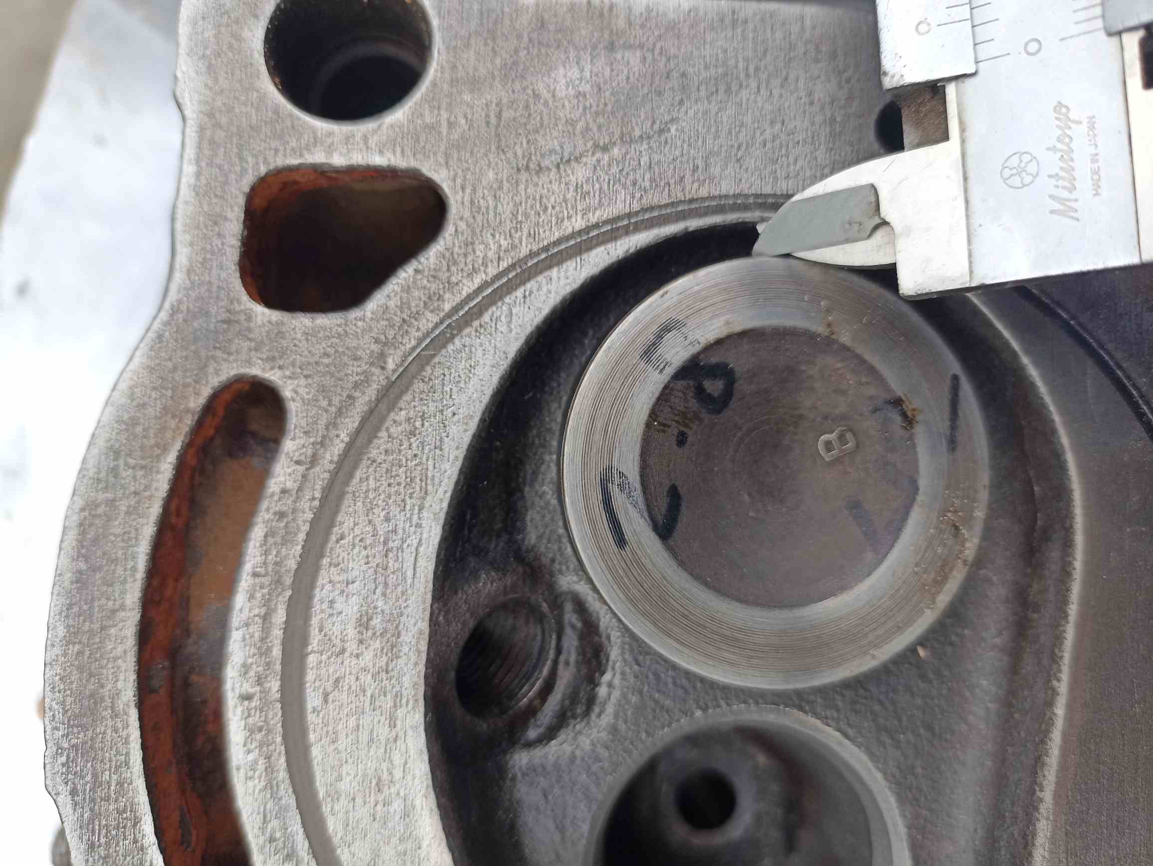 intake valve close to combustion chamber wall.jpg