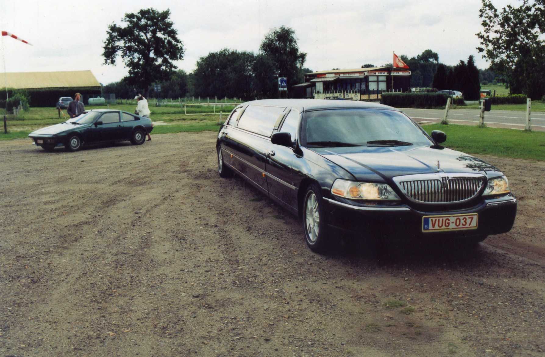 Schandalig lang! Foei, dat moesten ze verbieden. Gelukkig is er nog een 'normale' auto in de buurt.