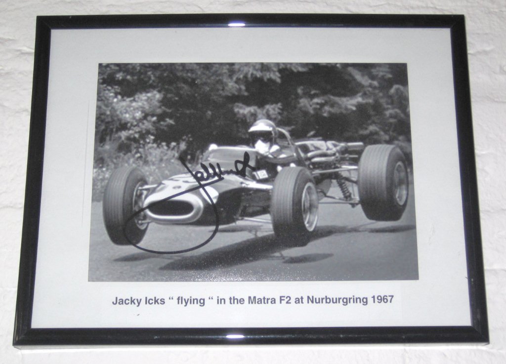 Matra racing historiek aan de muren ....een gesigneerd door onze Belgische trots Jacky Ickx‏.jpg