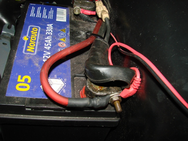Rechtstreekse aansluiting aan de batterij, de andere draad is van de druppelllader.